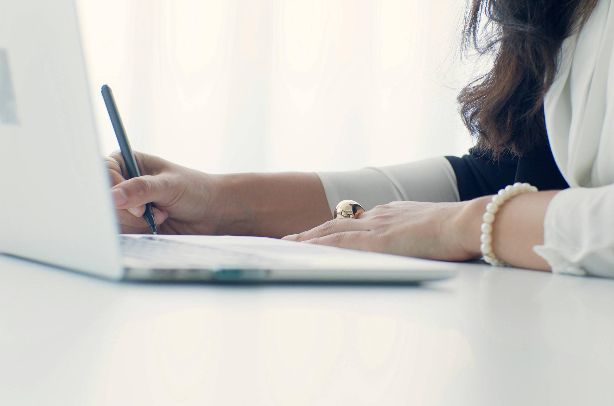 Wearing bold jewelry at work. Work Jewelry Guide. Stylish Work Jewelry