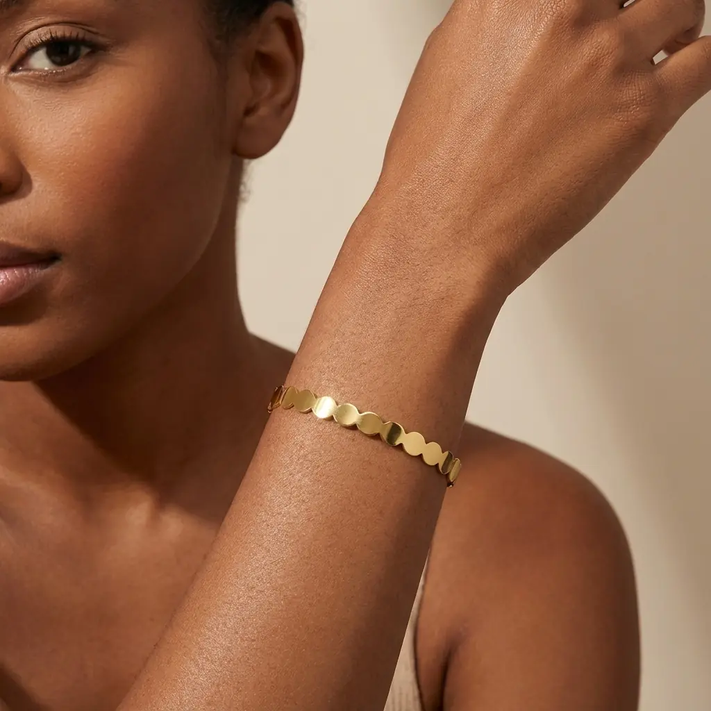 cora_bracelet_gold_model_3
